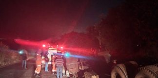 Carreta com carga de cloreto de potássio tomba na Avenida Filomena Cartafina, em Uberaba Carreta com carga de cloreto de potássio tomba na Avenida Filomena Cartafina, em Uberaba