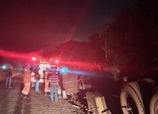 Carreta com carga de cloreto de potássio tomba na Avenida Filomena Cartafina, em Uberaba Carreta com carga de cloreto de potássio tomba na Avenida Filomena Cartafina, em Uberaba