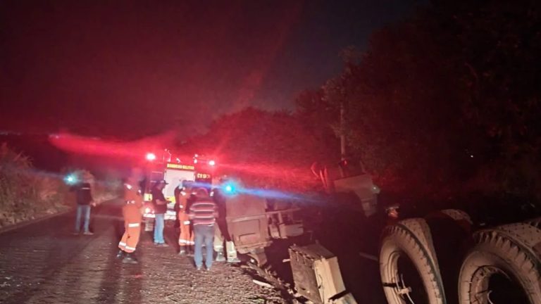 Carreta com carga de cloreto de potássio tomba na Avenida Filomena Cartafina, em Uberaba