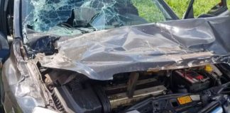 Carro colide com caminhão do Exército a caminho de treinamento militar na MGC-455 em Uberlândia Carro colide com caminhão do Exército a caminho de treinamento militar na MGC-455 em Uberlândia