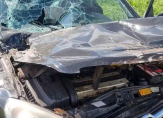 Carro colide com caminhão do Exército a caminho de treinamento militar na MGC-455 em Uberlândia Carro colide com caminhão do Exército a caminho de treinamento militar na MGC-455 em Uberlândia