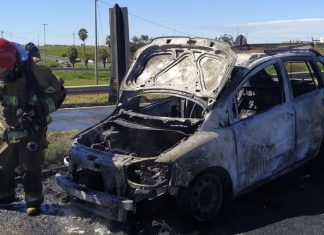 Carro pega fogo em viaduto da BR-050 e mobiliza Bombeiros em Uberlândia Carro pega fogo em viaduto da BR-050 e mobiliza Bombeiros em Uberlândia