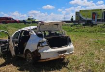 Casal de idosos capota carro após ser fechado por carreta no entroncamento da BR-365, em Uberlândia Casal de idosos capota carro após ser fechado por carreta no entroncamento da BR-365, em Uberlândia