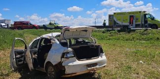 Casal de idosos capota carro após ser fechado por carreta no entroncamento da BR-365, em Uberlândia Casal de idosos capota carro após ser fechado por carreta no entroncamento da BR-365, em Uberlândia