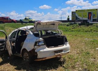 Casal de idosos capota carro após ser fechado por carreta no entroncamento da BR-365, em Uberlândia Casal de idosos capota carro após ser fechado por carreta no entroncamento da BR-365, em Uberlândia