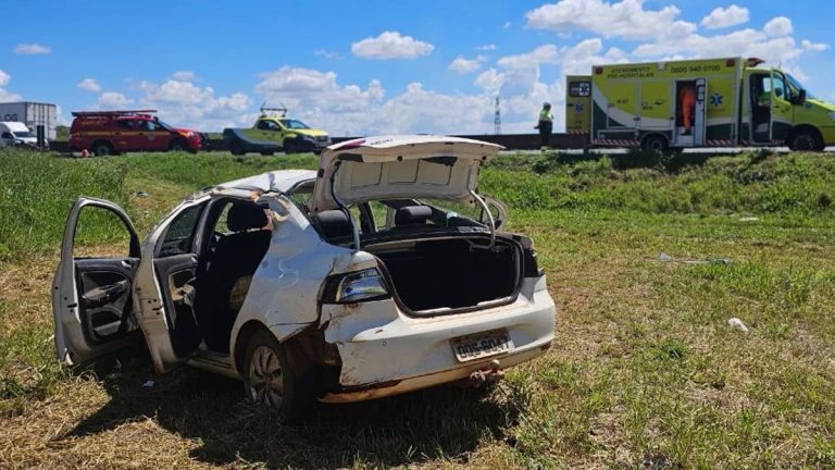 Casal de idosos capota carro após ser fechado por carreta no entroncamento da BR-365, em Uberlândia