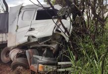 Colisão entre caminhão e carreta fere motoristas e bloqueia a MGC-497 em Campina Verde Colisão entre caminhão e carreta fere motoristas e bloqueia a MGC-497 em Campina Verde