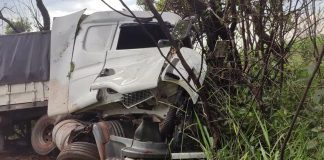 Colisão entre caminhão e carreta fere motoristas e bloqueia a MGC-497 em Campina Verde Colisão entre caminhão e carreta fere motoristas e bloqueia a MGC-497 em Campina Verde