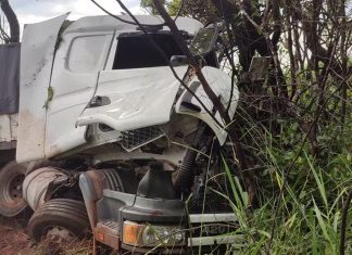 Colisão entre caminhão e carreta fere motoristas e bloqueia a MGC-497 em Campina Verde Colisão entre caminhão e carreta fere motoristas e bloqueia a MGC-497 em Campina Verde