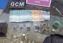 Motociclista é flagrado em fuga alucinante e acaba preso com drogas em Uberaba Motociclista é flagrado em fuga alucinante e acaba preso com drogas em Uberaba
