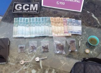 Motociclista é flagrado em fuga alucinante e acaba preso com drogas em Uberaba Motociclista é flagrado em fuga alucinante e acaba preso com drogas em Uberaba
