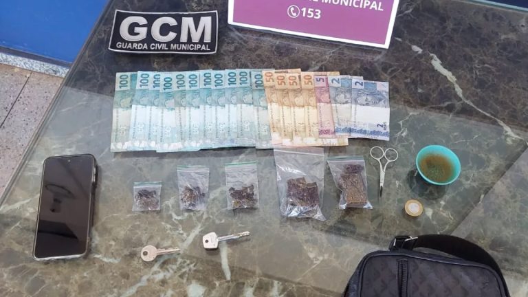 Motociclista é flagrado em fuga alucinante e acaba preso com drogas em Uberaba