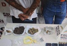 Polícia surpreende casal com estoque de drogas e dinheiro em Uberaba Polícia surpreende casal com estoque de drogas e dinheiro em Uberaba