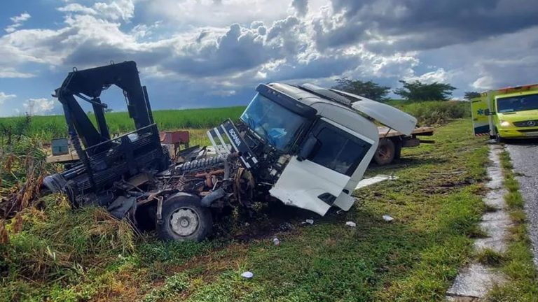 Temporal causa dois acidentes seguidos na BR-050 e complica o trânsito em Uberaba