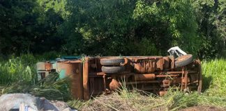 Acidente com caminhão de coleta na MG-255 em Frutal resulta em três feridos; veículo havia sido furtado em São Paulo Acidente com caminhão de coleta na MG-255 em Frutal resulta em três feridos; veículo havia sido furtado em São Paulo