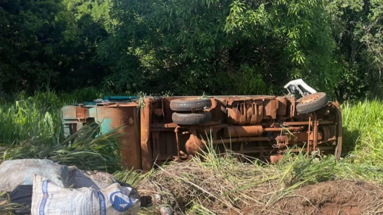Acidente com caminhão de coleta na MG-255 em Frutal resulta em três feridos; veículo havia sido furtado em São Paulo