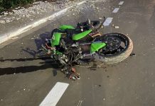 Acidente com moto potente destrói poste na Padre Almir; condutor fica sob escombros Acidente com moto potente destrói poste na Padre Almir; condutor fica sob escombros