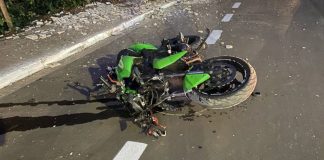 Acidente com moto potente destrói poste na Padre Almir; condutor fica sob escombros Acidente com moto potente destrói poste na Padre Almir; condutor fica sob escombros