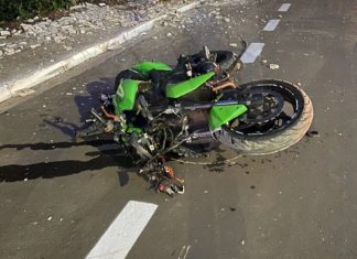 Acidente com moto potente destrói poste na Padre Almir; condutor fica sob escombros Acidente com moto potente destrói poste na Padre Almir; condutor fica sob escombros