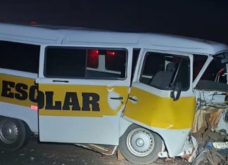 Acidente entre Kombi escolar e veículo de passeio resulta em feridos na MG-255, em Iturama Acidente entre Kombi escolar e veículo de passeio resulta em feridos na MG-255, em Iturama