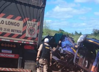 Acidente entre caminhões resulta em dois feridos na MG-461, em Gurinhatã. Acidente entre caminhões resulta em dois feridos na MG-461, em Gurinhatã.