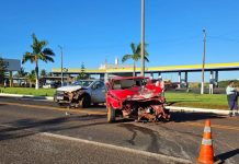 Acidente frontal entre carro e caminhonete deixa mulher em estado grave na MGC-452, em Uberlândia Acidente frontal entre carro e caminhonete deixa mulher em estado grave na MGC-452, em Uberlândia