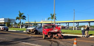 Acidente frontal entre carro e caminhonete deixa mulher em estado grave na MGC-452, em Uberlândia Acidente frontal entre carro e caminhonete deixa mulher em estado grave na MGC-452, em Uberlândia