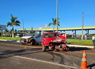 Acidente frontal entre carro e caminhonete deixa mulher em estado grave na MGC-452, em Uberlândia Acidente frontal entre carro e caminhonete deixa mulher em estado grave na MGC-452, em Uberlândia