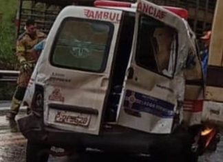 Ambulância de Lagoa Formosa Colide em Engavetamento na BR-354 Ambulância de Lagoa Formosa Colide em Engavetamento na BR-354
