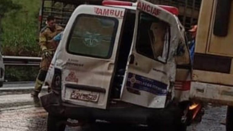 Ambulância de Lagoa Formosa Colide em Engavetamento na BR-354