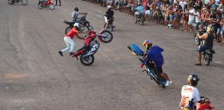 Após acidente, jovem de Patos de Minas afirma que seguirá empinando moto: “Não vou parar, grau não é crime” Após acidente, jovem de Patos de Minas afirma que seguirá empinando moto “Não vou parar, grau não é crime”