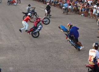Após acidente, jovem de Patos de Minas afirma que seguirá empinando moto: “Não vou parar, grau não é crime” Após acidente, jovem de Patos de Minas afirma que seguirá empinando moto “Não vou parar, grau não é crime”