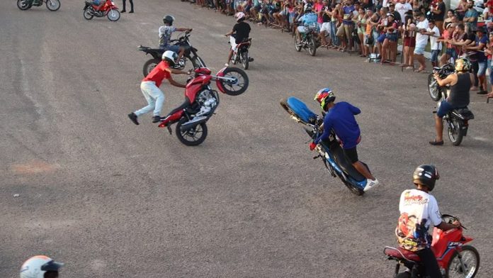 Após acidente, jovem de Patos de Minas afirma que seguirá empinando moto “Não vou parar, grau não é crime” Após acidente, jovem de Patos de Minas afirma que seguirá empinando moto “Não vou parar, grau não é crime”