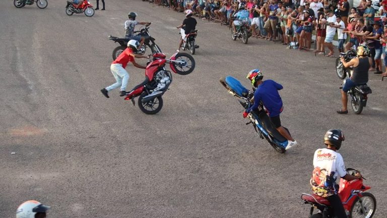 Após acidente, jovem de Patos de Minas afirma que seguirá empinando moto “Não vou parar, grau não é crime”