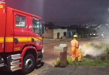 Bombeiros enfrentam incêndio em terreno vazio no bairro Brasil, em Ituiutaba. Bombeiros enfrentam incêndio em terreno vazio no bairro Brasil, em Ituiutaba.