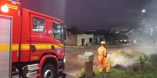 Bombeiros enfrentam incêndio em terreno vazio no bairro Brasil, em Ituiutaba. Bombeiros enfrentam incêndio em terreno vazio no bairro Brasil, em Ituiutaba.