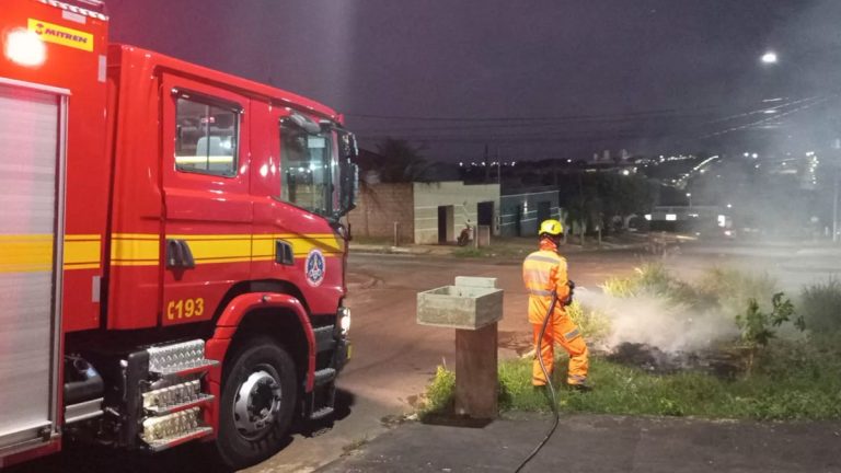 Bombeiros enfrentam incêndio em terreno vazio no bairro Brasil, em Ituiutaba.