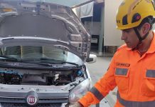 Bombeiros resgatam jiboia encontrada no motor de carro em Araguari Bombeiros resgatam jiboia encontrada no motor de carro em Araguari