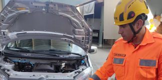 Bombeiros resgatam jiboia encontrada no motor de carro em Araguari Bombeiros resgatam jiboia encontrada no motor de carro em Araguari