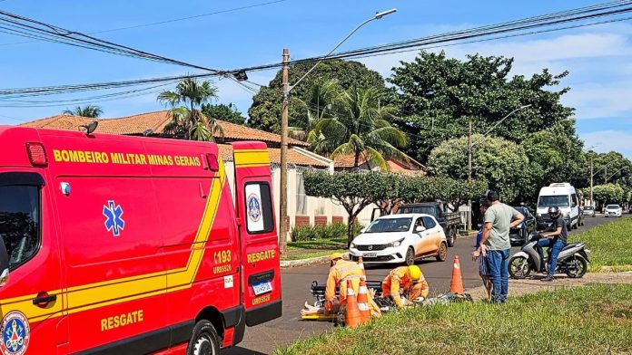 Bombeiros testemunham acidente de moto e salvam vítima em Ituiutaba Bombeiros testemunham acidente de moto e salvam vítima em Ituiutaba