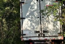 Caminhão baú carregado com carne resfriada é recuperado pela Polícia Militar Caminhão baú carregado com carne resfriada é recuperado pela Polícia Militar em Uberaba após ser encontrado abandonado na mata