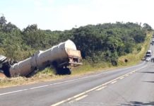 Caminhão-tanque capota na MGC-452 em Nova Ponte, gerando risco de explosão e mobilizando equipes de emergência Caminhão-tanque capota na MGC-452 em Nova Ponte, gerando risco de explosão e mobilizando equipes de emergência