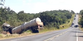 Caminhão-tanque capota na MGC-452 em Nova Ponte, gerando risco de explosão e mobilizando equipes de emergência Caminhão-tanque capota na MGC-452 em Nova Ponte, gerando risco de explosão e mobilizando equipes de emergência