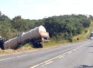 Caminhão-tanque capota na MGC-452 em Nova Ponte, gerando risco de explosão e mobilizando equipes de emergência Caminhão-tanque capota na MGC-452 em Nova Ponte, gerando risco de explosão e mobilizando equipes de emergência