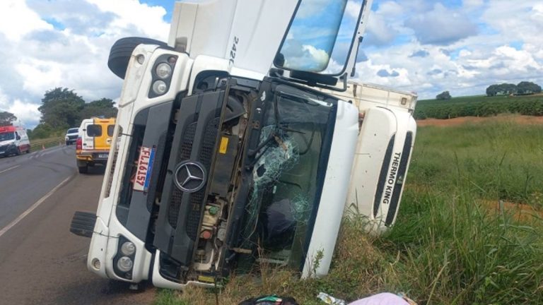 Carmo do Paranaíba Acidente Entre Dois Caminhões Deixa Três Feridos na BR-354