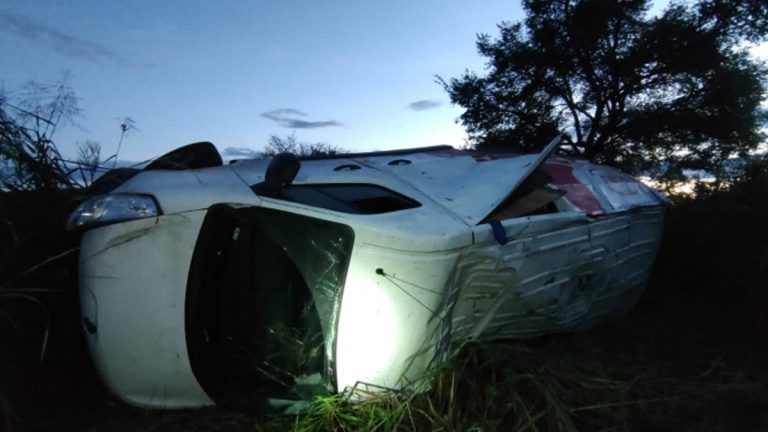Carmo do Paranaíba Condutor Perde Controle e Capota Furgão na BR-354 em Dia Chuvoso