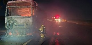 Carreta Tanque Carregada com Glicose Incendeia na BR-365, Próxima a Varjão Carreta Tanque Carregada com Glicose Incendeia na BR-365, Próxima a Varjão