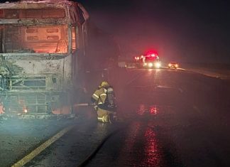 Carreta Tanque Carregada com Glicose Incendeia na BR-365, Próxima a Varjão Carreta Tanque Carregada com Glicose Incendeia na BR-365, Próxima a Varjão