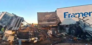 Carretas ficam danificadas em acidente com três veículos na BR-365 em Monte Carmelo Carretas ficam danificadas em acidente com três veículos na BR-365 em Monte Carmelo