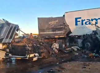 Carretas ficam danificadas em acidente com três veículos na BR-365 em Monte Carmelo Carretas ficam danificadas em acidente com três veículos na BR-365 em Monte Carmelo